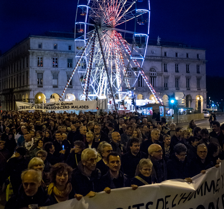 Euskal presoen eskubideen aldeko manifestazioa Baionan. Manifestación a favor de los derechos de los presos vascos en Baiona.