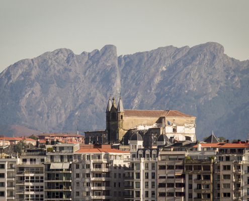 San Bartolome konbentua eta Aiako Harriak. Convento de San Bartolomé y Peñas de Aia.