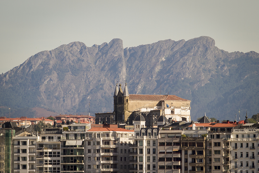 San Bartolome konbentua eta Aiako Harriak. Convento de San Bartolomé y Peñas de Aia.