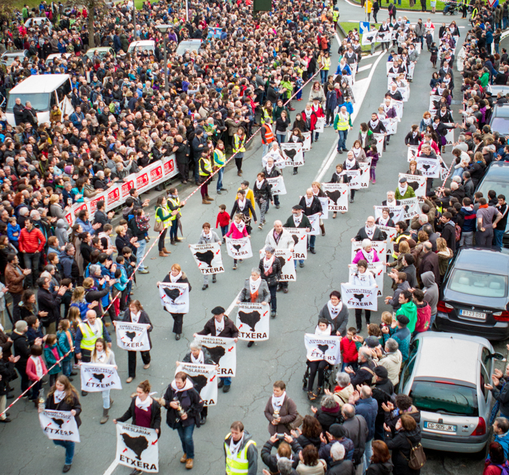 Euskal presoen eskubideen aldeko manifestazioa Baionan. Manifestación a favor de los derechos de los presos vascos en Baiona.