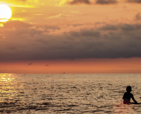 Surflaria ilunabarrean. Surfista en el ocaso.