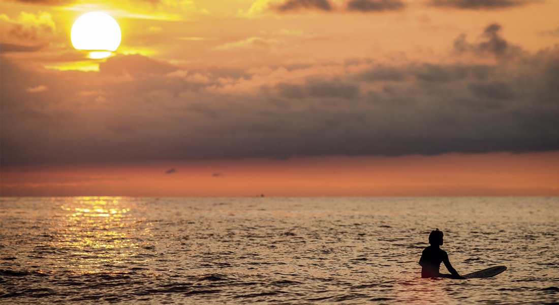 Surflaria ilunabarrean. Surfista en el ocaso.