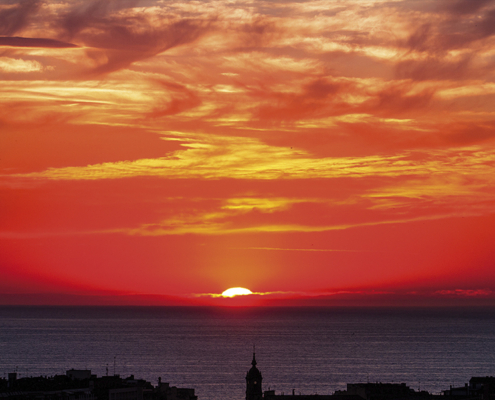 Ilunabarra Gros auzoaren gainetik.
Ocaso sobre el barrio de Gros.