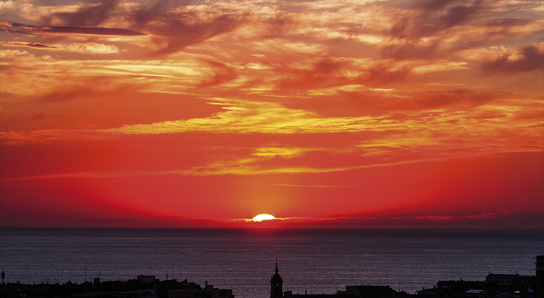 Ilunabarra Gros auzoaren gainetik. Ocaso sobre el barrio de Gros.