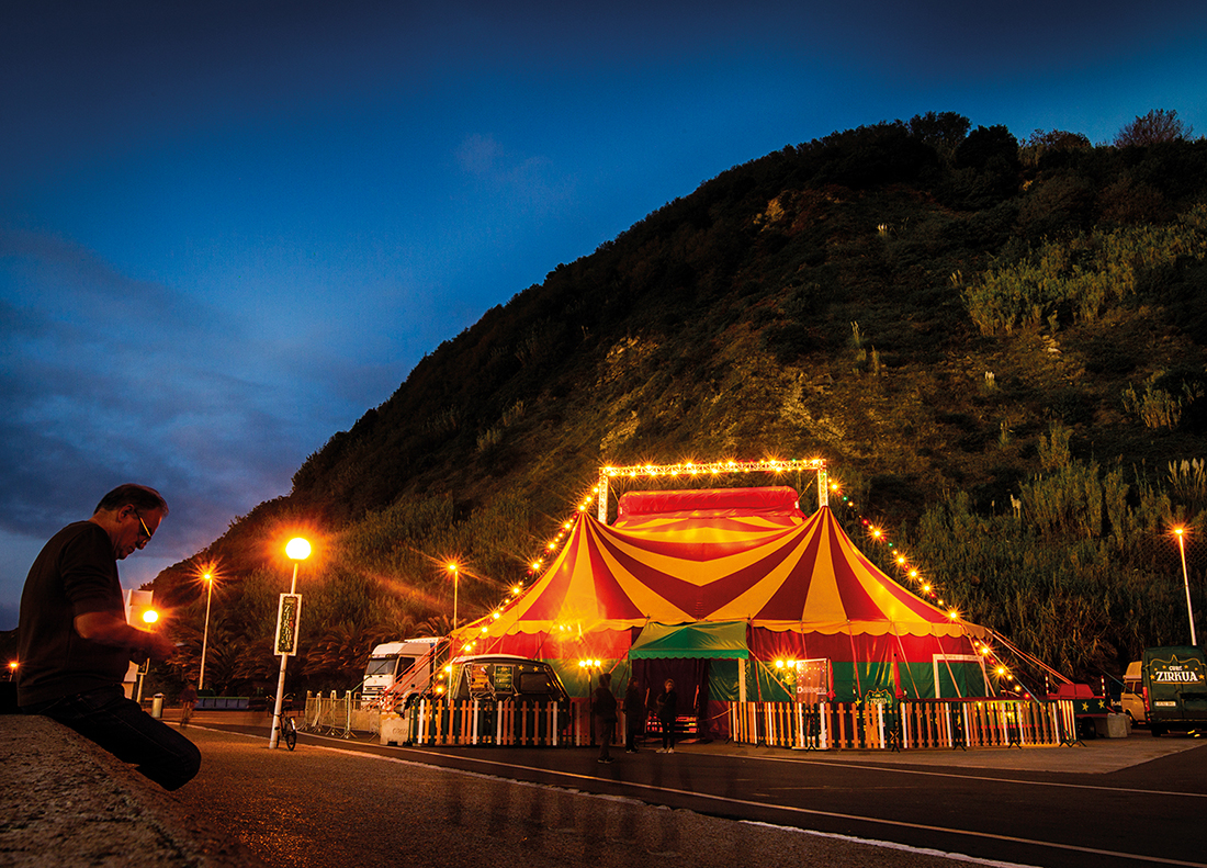 Zirku karpa Saguesen.
Carpa de circo en Sagües.