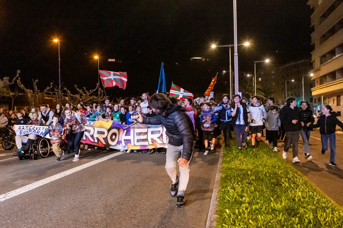 Korrikaren edizio desberdinetan egindako argazki erreportajeen eredu irudia. Imagen de ejemplo de los reportajes fotográficos realizados en diferentes ediciones de Korrika.